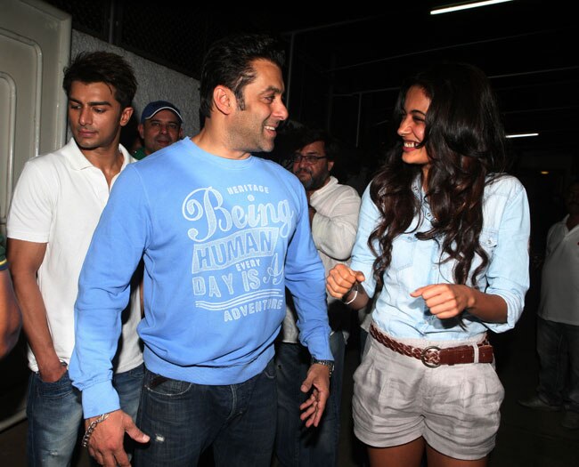 देखिए 'ओ तेरी' की स्‍क्रीनिंग में सलमान खान की नई सवारी