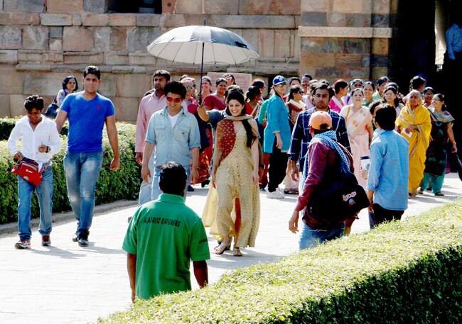 कुतुब मीनार में 'किक' लगाते दिखे सलमान-जैकलीन