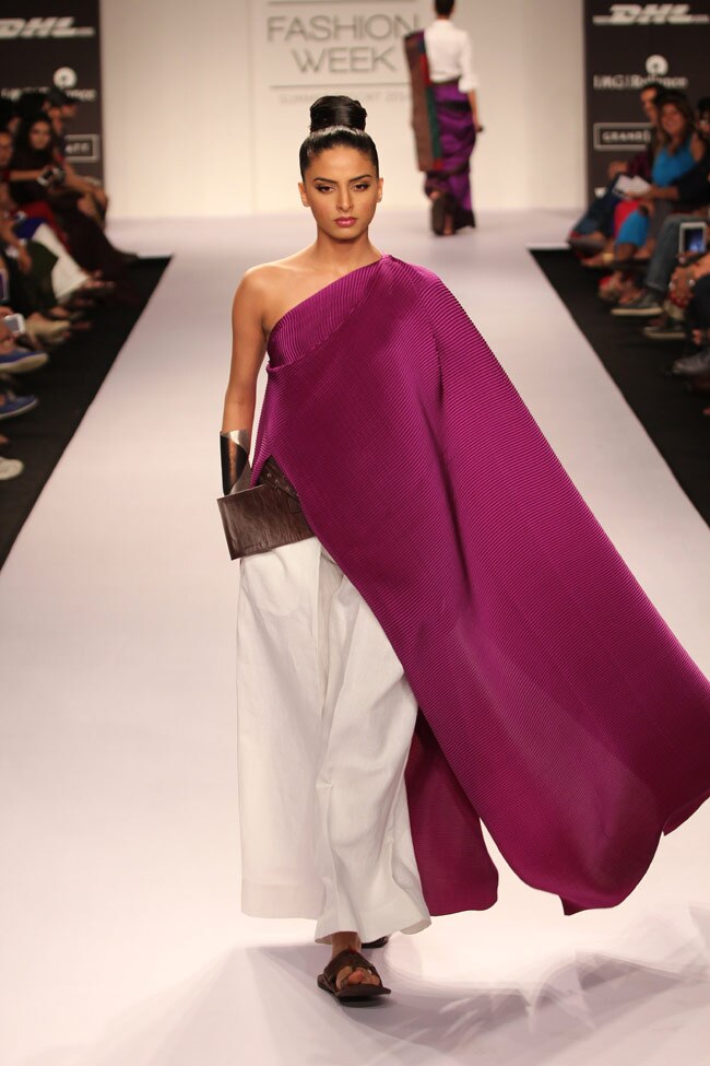 सनी लियोन और सोनल चौहान ने रैंप पर बिखेरा खूबसूरती का जादू