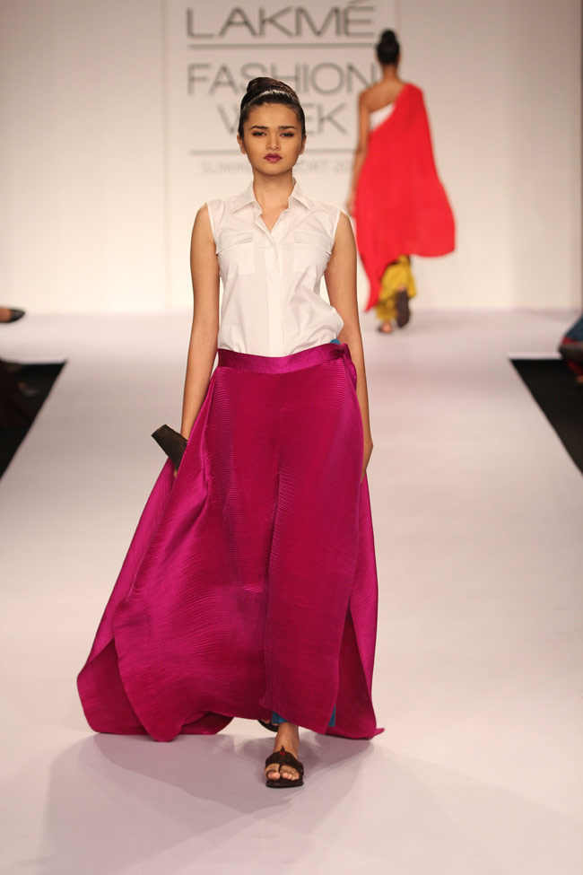 सनी लियोन और सोनल चौहान ने रैंप पर बिखेरा खूबसूरती का जादू