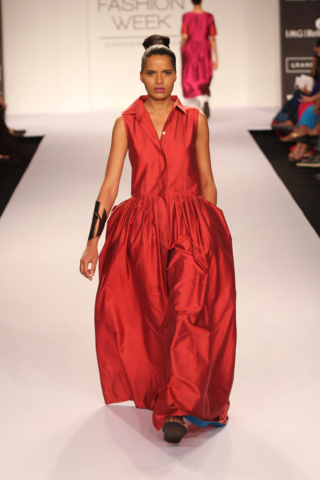 सनी लियोन और सोनल चौहान ने रैंप पर बिखेरा खूबसूरती का जादू