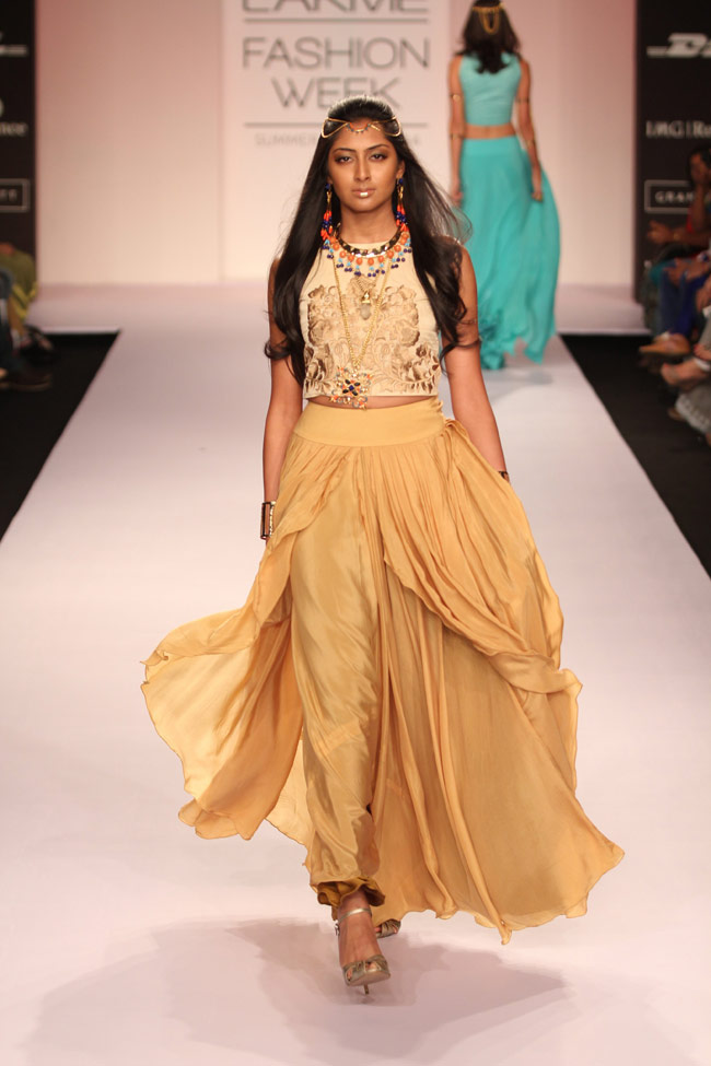 सनी लियोन और सोनल चौहान ने रैंप पर बिखेरा खूबसूरती का जादू