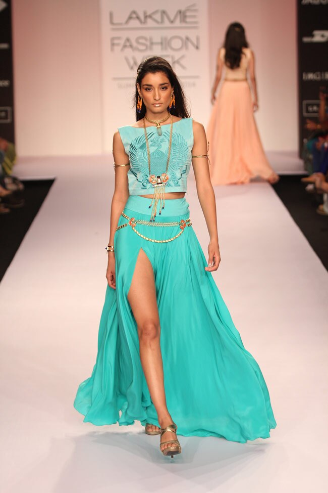 सनी लियोन और सोनल चौहान ने रैंप पर बिखेरा खूबसूरती का जादू