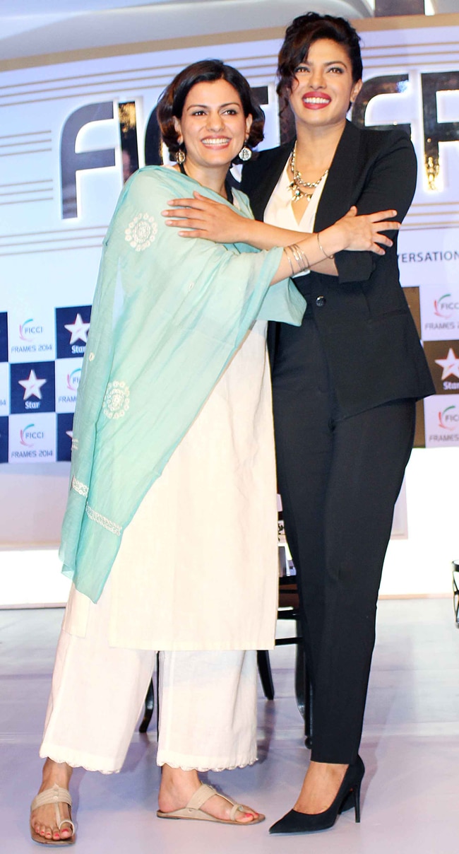 गोद में बच्‍चा लेकर फिक्‍की के कार्यक्रम में पहुंची प्रियंका चोपड़ा