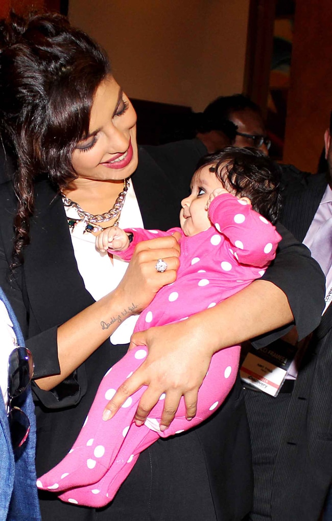 गोद में बच्‍चा लेकर फिक्‍की के कार्यक्रम में पहुंची प्रियंका चोपड़ा