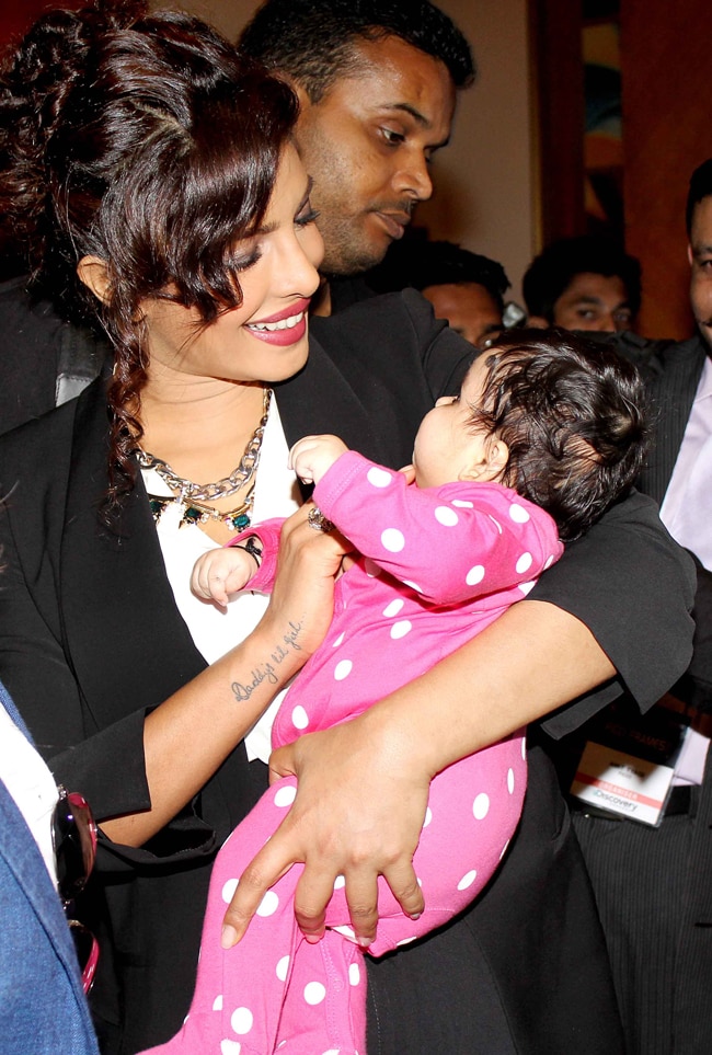 गोद में बच्‍चा लेकर फिक्‍की के कार्यक्रम में पहुंची प्रियंका चोपड़ा