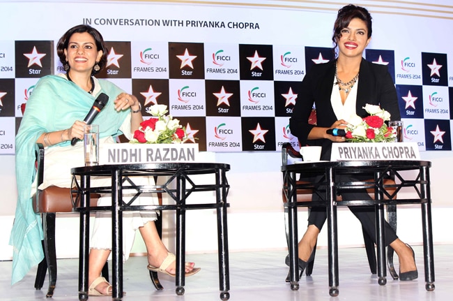 गोद में बच्‍चा लेकर फिक्‍की के कार्यक्रम में पहुंची प्रियंका चोपड़ा