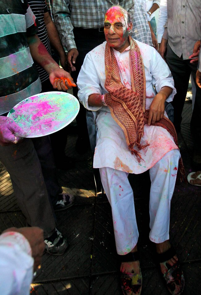 राजनीति के दिग्‍गजों ने ऐसे मनाई होली...