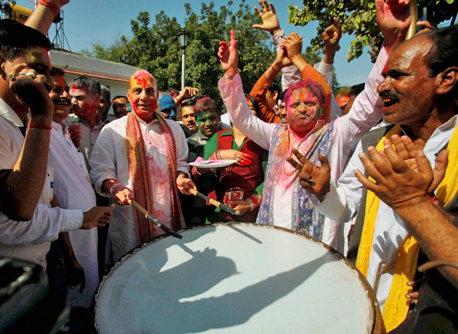 राजनीति के दिग्‍गजों ने ऐसे मनाई होली...
