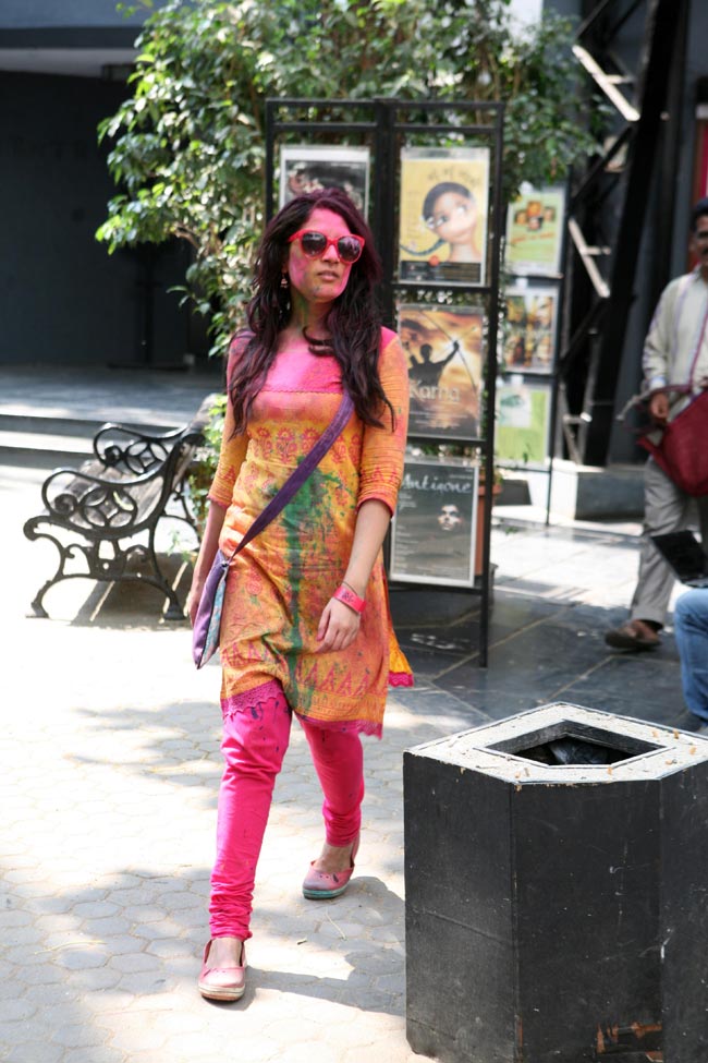 बॉलीवुड कलाकारों ने शबाना आजमी संग खूब खेली होली