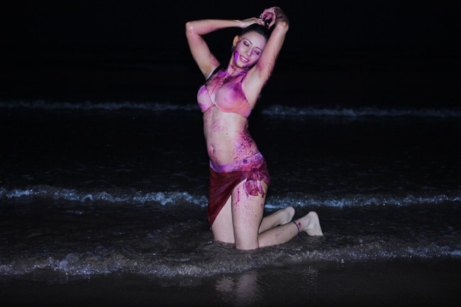 समंदर में नहाके और भी रंगीन हो गईं रोजलीन...