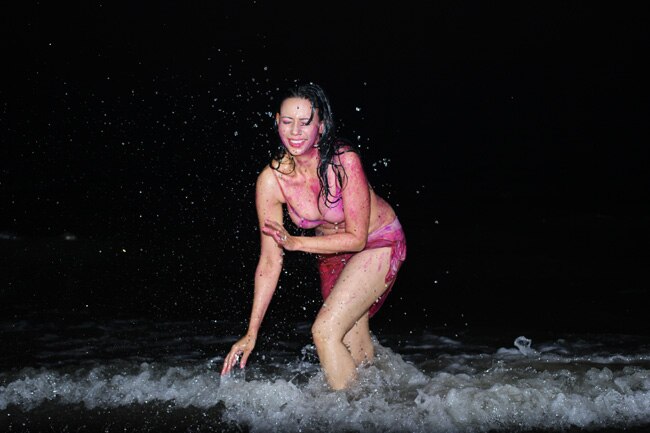 समंदर में नहाके और भी रंगीन हो गईं रोजलीन...