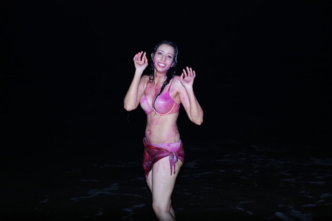 समंदर में नहाके और भी रंगीन हो गईं रोजलीन...