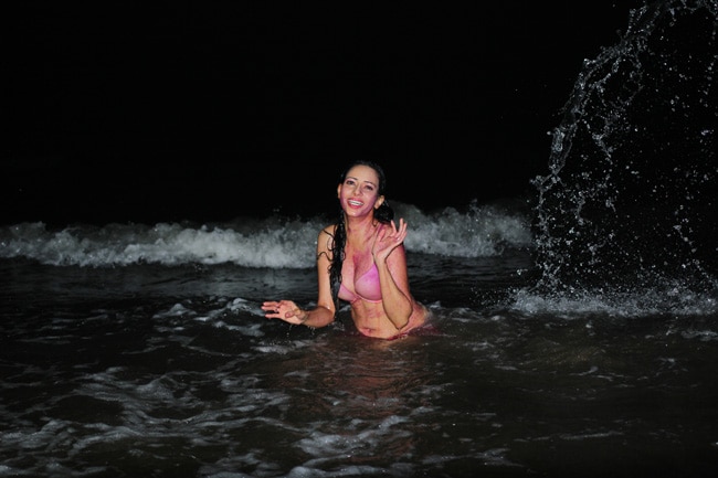 समंदर में नहाके और भी रंगीन हो गईं रोजलीन...