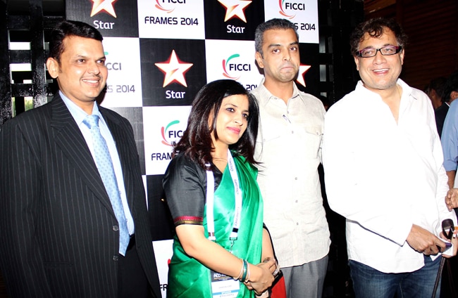 गोद में बच्‍चा लेकर फिक्‍की के कार्यक्रम में पहुंची प्रियंका चोपड़ा