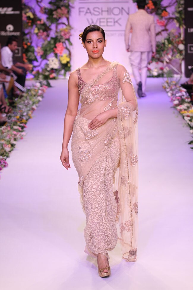 सनी लियोन और सोनल चौहान ने रैंप पर बिखेरा खूबसूरती का जादू