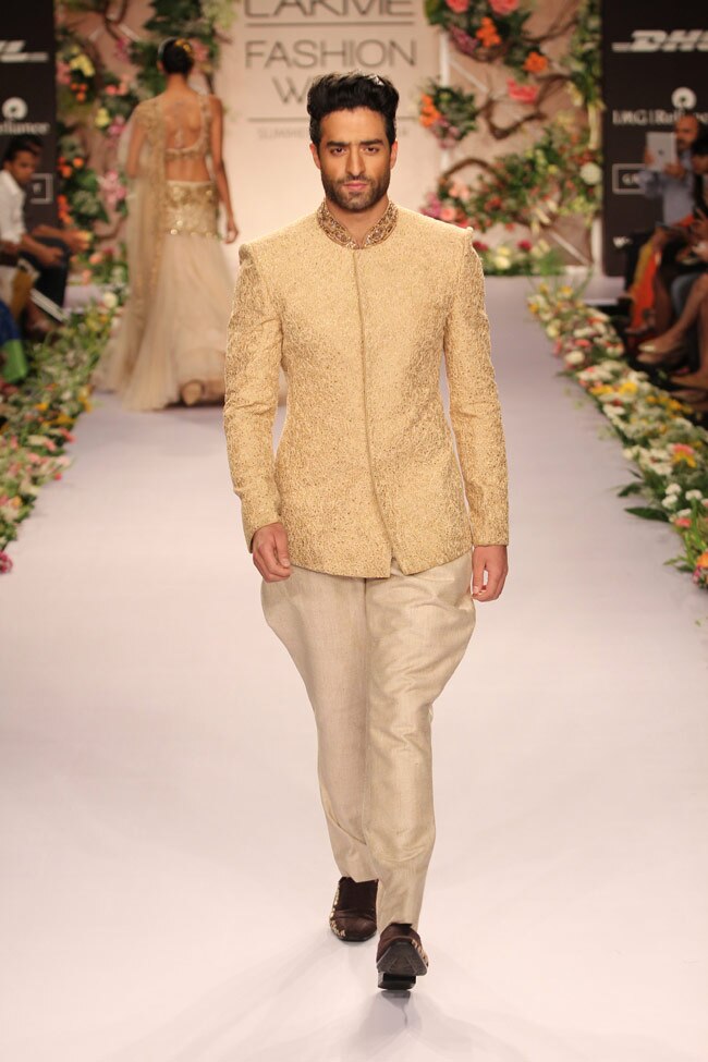 सनी लियोन और सोनल चौहान ने रैंप पर बिखेरा खूबसूरती का जादू