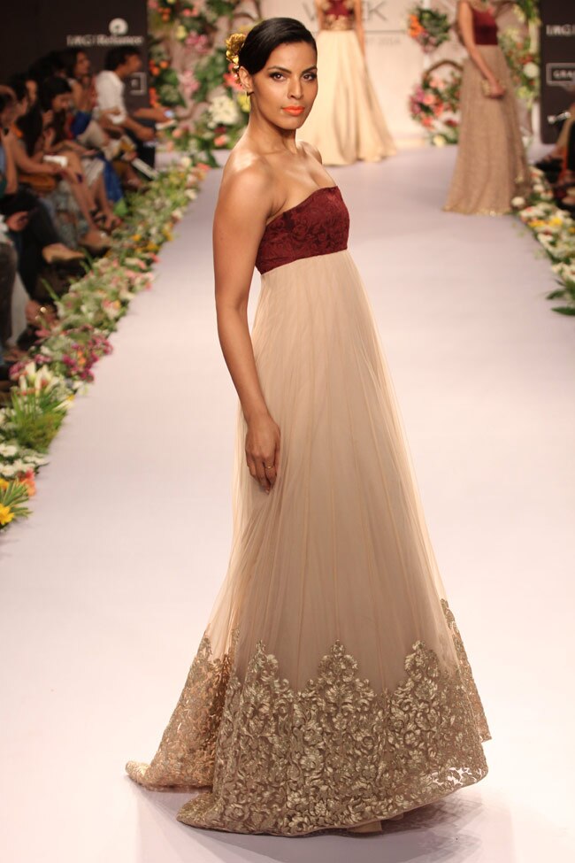 सनी लियोन और सोनल चौहान ने रैंप पर बिखेरा खूबसूरती का जादू