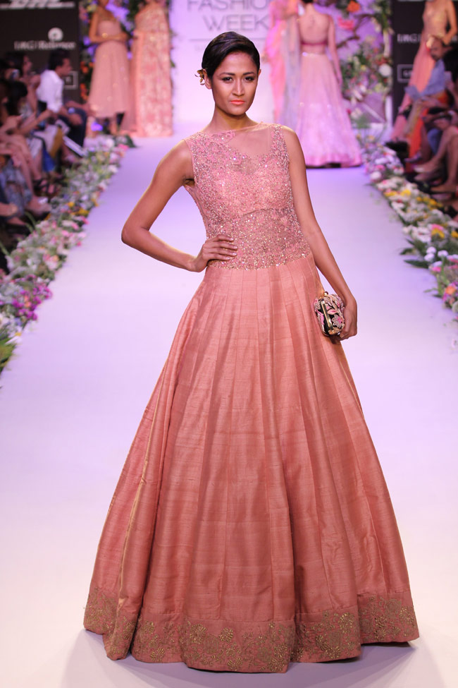 सनी लियोन और सोनल चौहान ने रैंप पर बिखेरा खूबसूरती का जादू