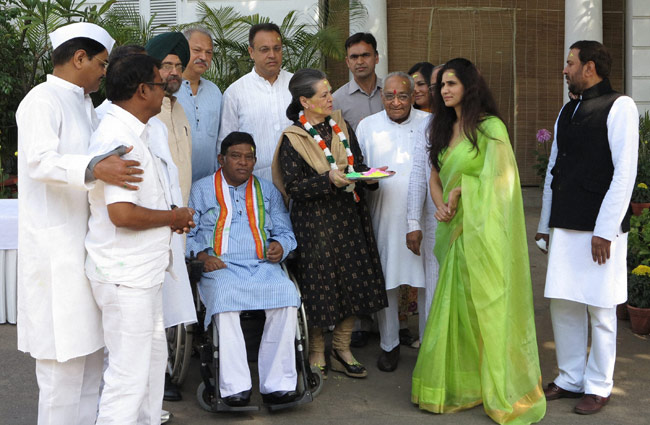 राजनीति के दिग्‍गजों ने ऐसे मनाई होली...