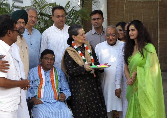 राजनीति के दिग्‍गजों ने ऐसे मनाई होली...