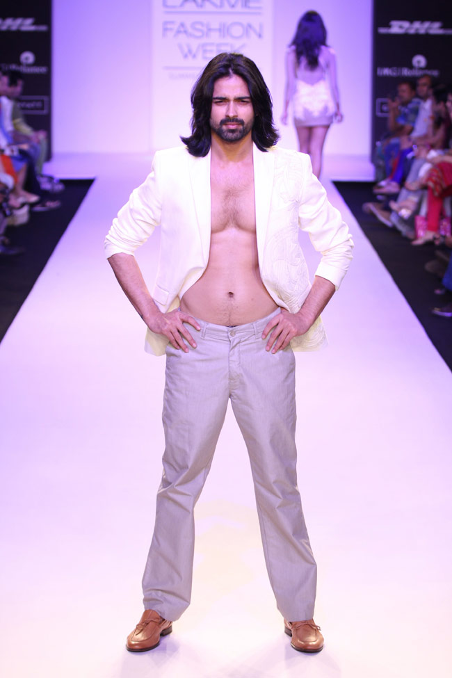 सनी लियोन और सोनल चौहान ने रैंप पर बिखेरा खूबसूरती का जादू