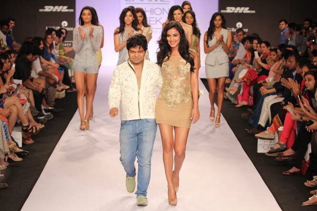 सनी लियोन और सोनल चौहान ने रैंप पर बिखेरा खूबसूरती का जादू