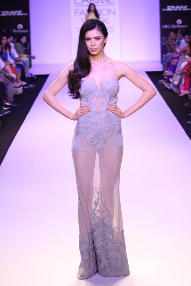 सनी लियोन और सोनल चौहान ने रैंप पर बिखेरा खूबसूरती का जादू