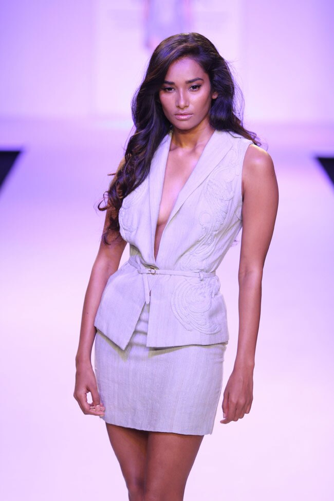 सनी लियोन और सोनल चौहान ने रैंप पर बिखेरा खूबसूरती का जादू