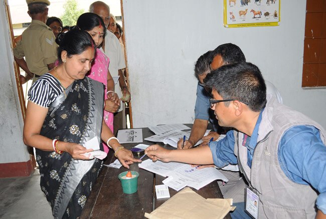 तस्वीरों में देखिए असम और त्रिपुरा का मतदान