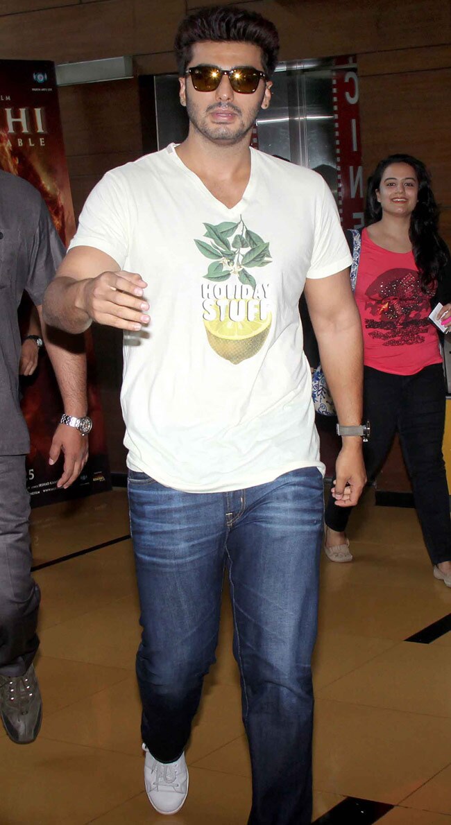 ...जब अपनी दीवानी लड़कियों से घिर गए अर्जुन कपूर