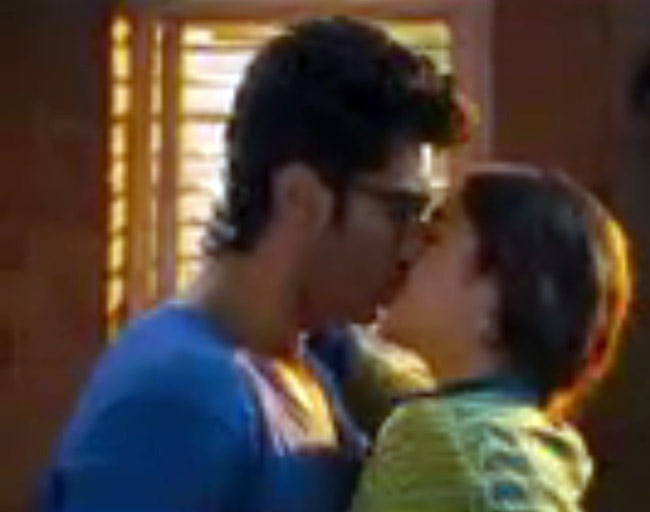 इन 4 KISS की हो रही है जमकर चर्चा...