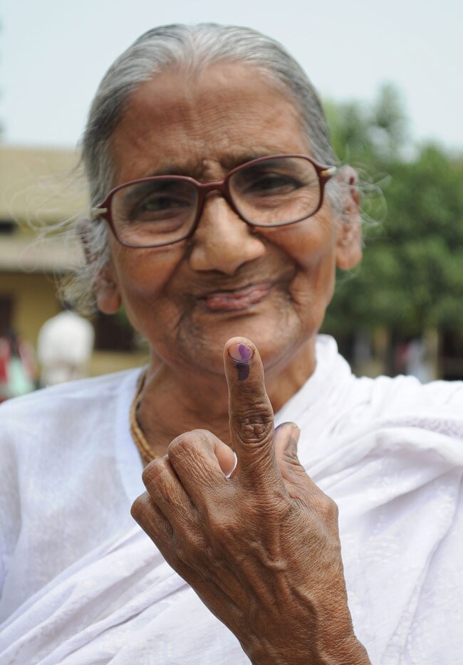 तस्वीरों में देखिए असम और त्रिपुरा का मतदान