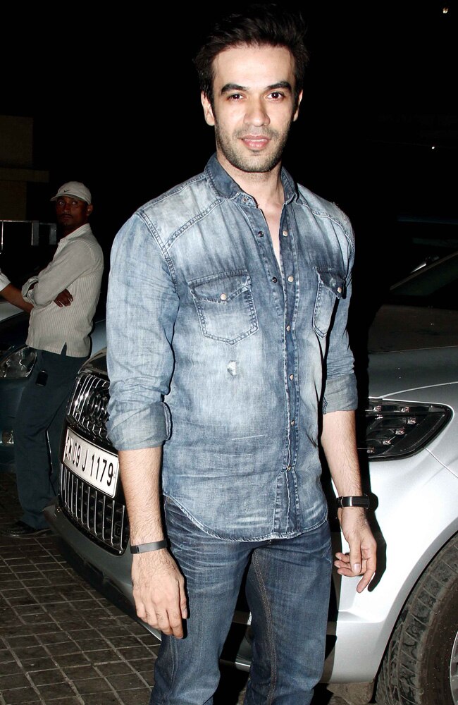 'मैं तेरा हीरो' की स्क्रीनिंग पर चमक उठे सितारे...