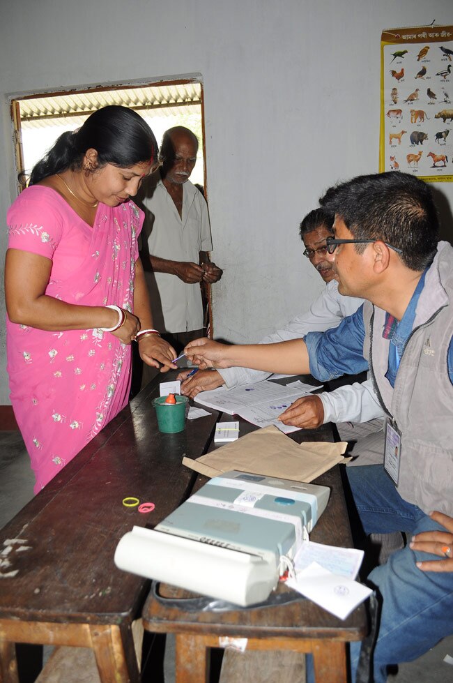 तस्वीरों में देखिए असम और त्रिपुरा का मतदान
