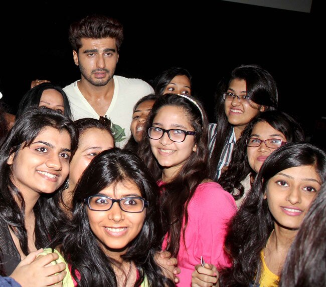 ...जब अपनी दीवानी लड़कियों से घिर गए अर्जुन कपूर