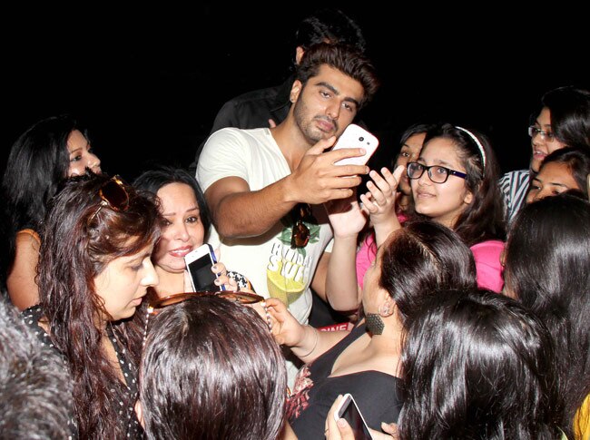 ...जब अपनी दीवानी लड़कियों से घिर गए अर्जुन कपूर