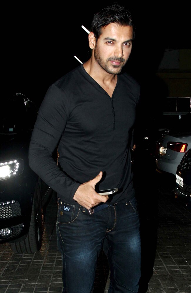 'मैं तेरा हीरो' की स्क्रीनिंग पर चमक उठे सितारे...