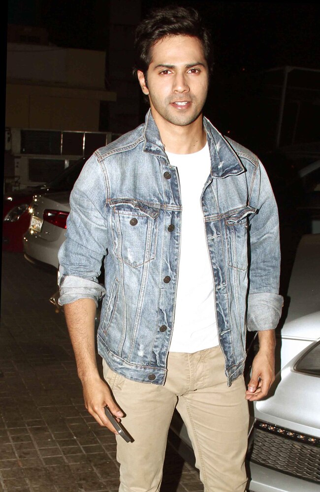 'मैं तेरा हीरो' की स्क्रीनिंग पर चमक उठे सितारे...