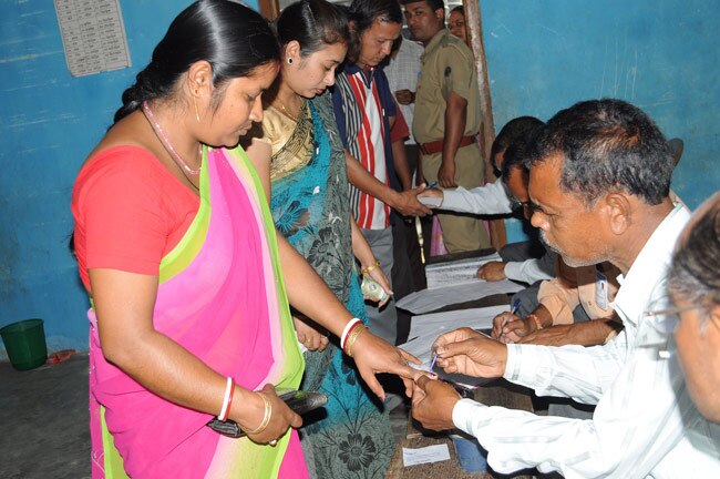तस्वीरों में देखिए असम और त्रिपुरा का मतदान