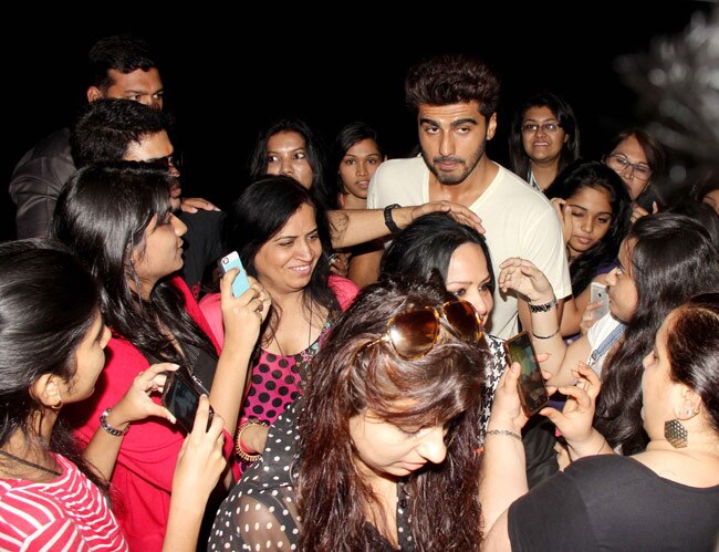 ...जब अपनी दीवानी लड़कियों से घिर गए अर्जुन कपूर