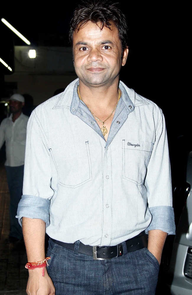 'मैं तेरा हीरो' की स्क्रीनिंग पर चमक उठे सितारे...