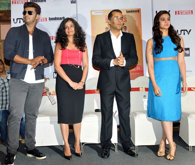 '2 स्‍टेट्स' के नए कवर लॉन्‍च पर अर्जुन-आलिया और चेतन भगत