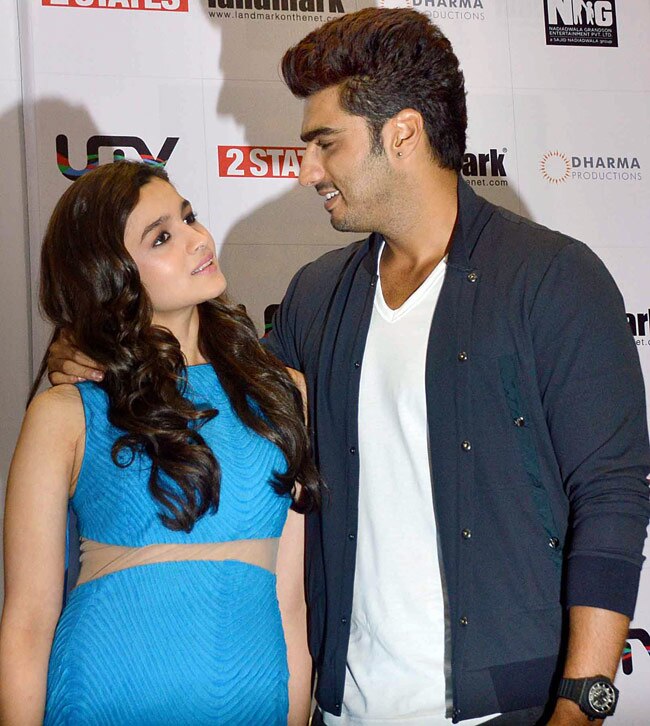 '2 स्‍टेट्स' के नए कवर लॉन्‍च पर अर्जुन-आलिया और चेतन भगत