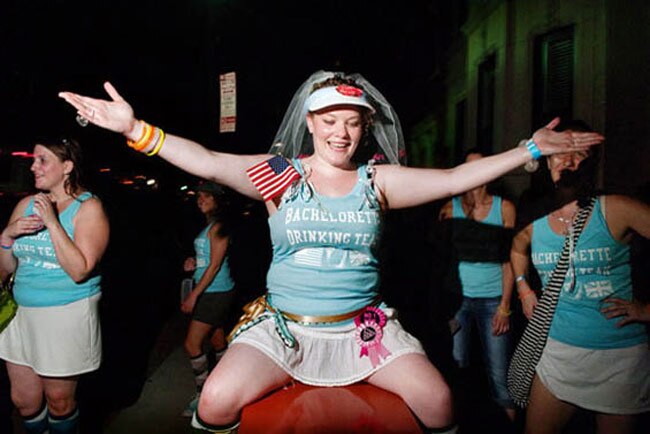 पर्दे के अंदर कुछ ऐसी होती है अमेरिकी लड़कियों की बैचलरेट पार्टी