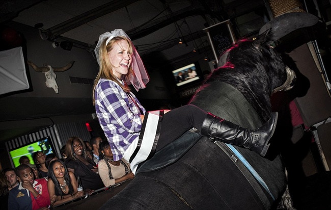 पर्दे के अंदर कुछ ऐसी होती है अमेरिकी लड़कियों की बैचलरेट पार्टी