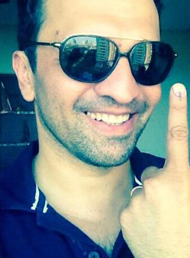 सेलेब्रिटीज ने भी डाला वोट, पोस्ट की तस्वीर