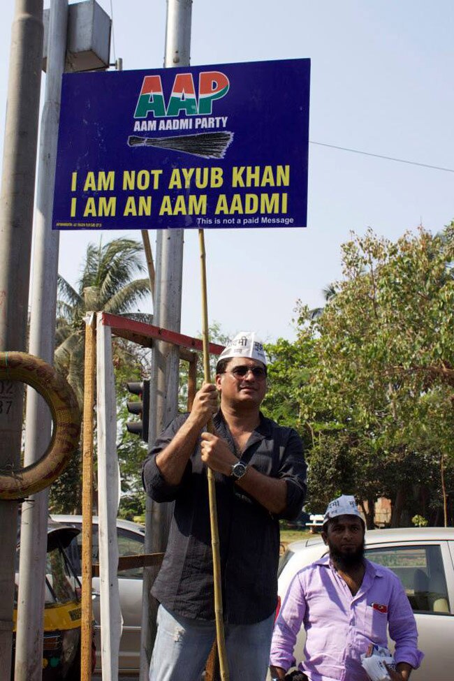 AAP का अंदाज: तख्‍ती लेकर सड़क पर उतरे सितारे