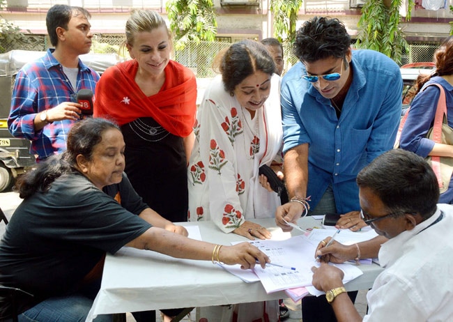 सेलेब्रिटीज ने भी डाला वोट, पोस्ट की तस्वीर