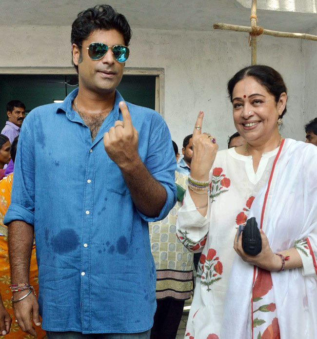 सेलेब्रिटीज ने भी डाला वोट, पोस्ट की तस्वीर